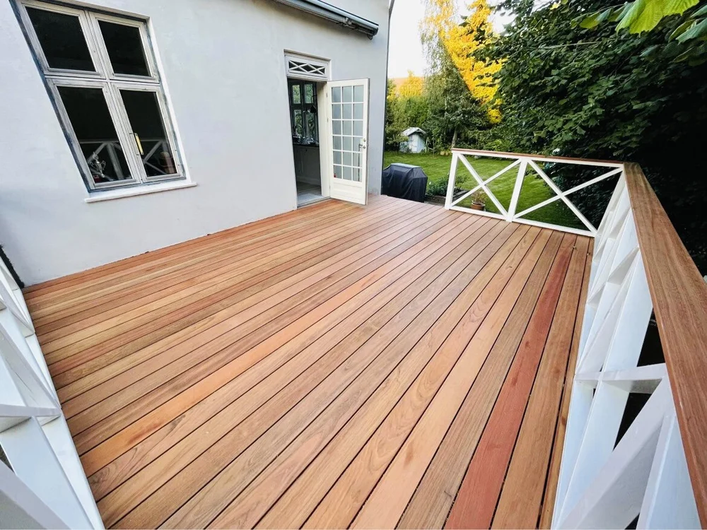 Terrasse i hårdttræ med rækværk