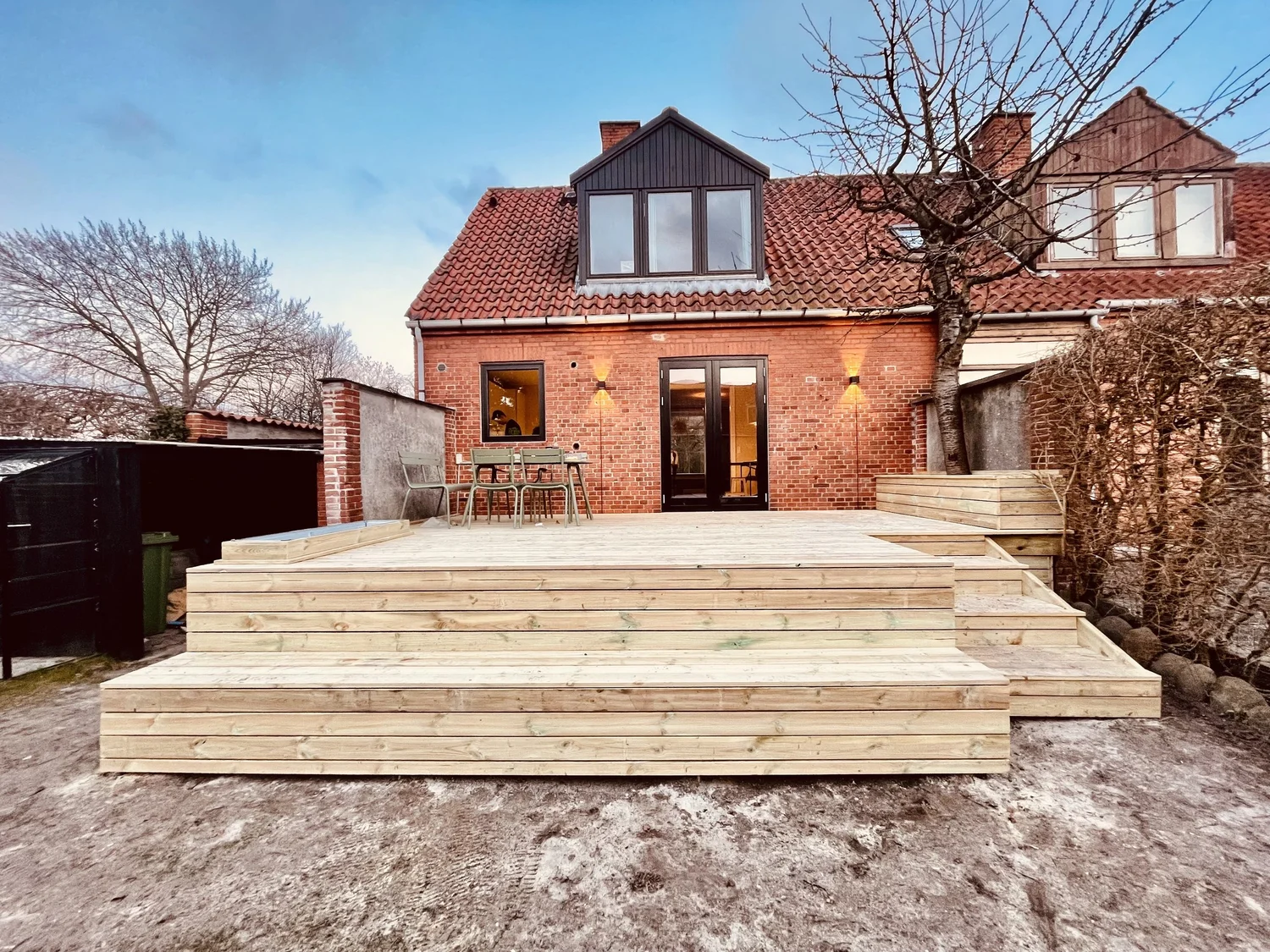 Terrasse i trykimprægneret med trappetrin – billede 1